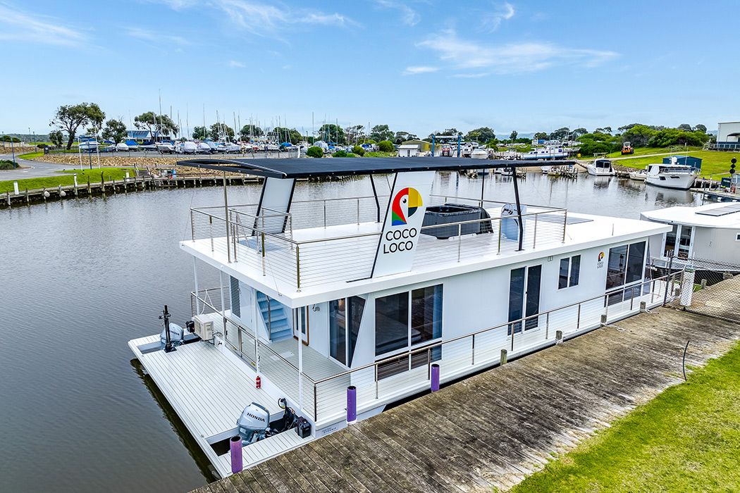 COCO LOCO HOUSEBOAT